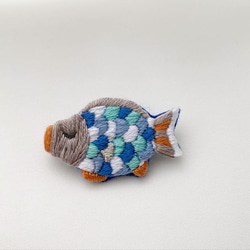 カラフルアレンジ鯉のぼり・お魚手刺繍ブローチ 2枚目の画像