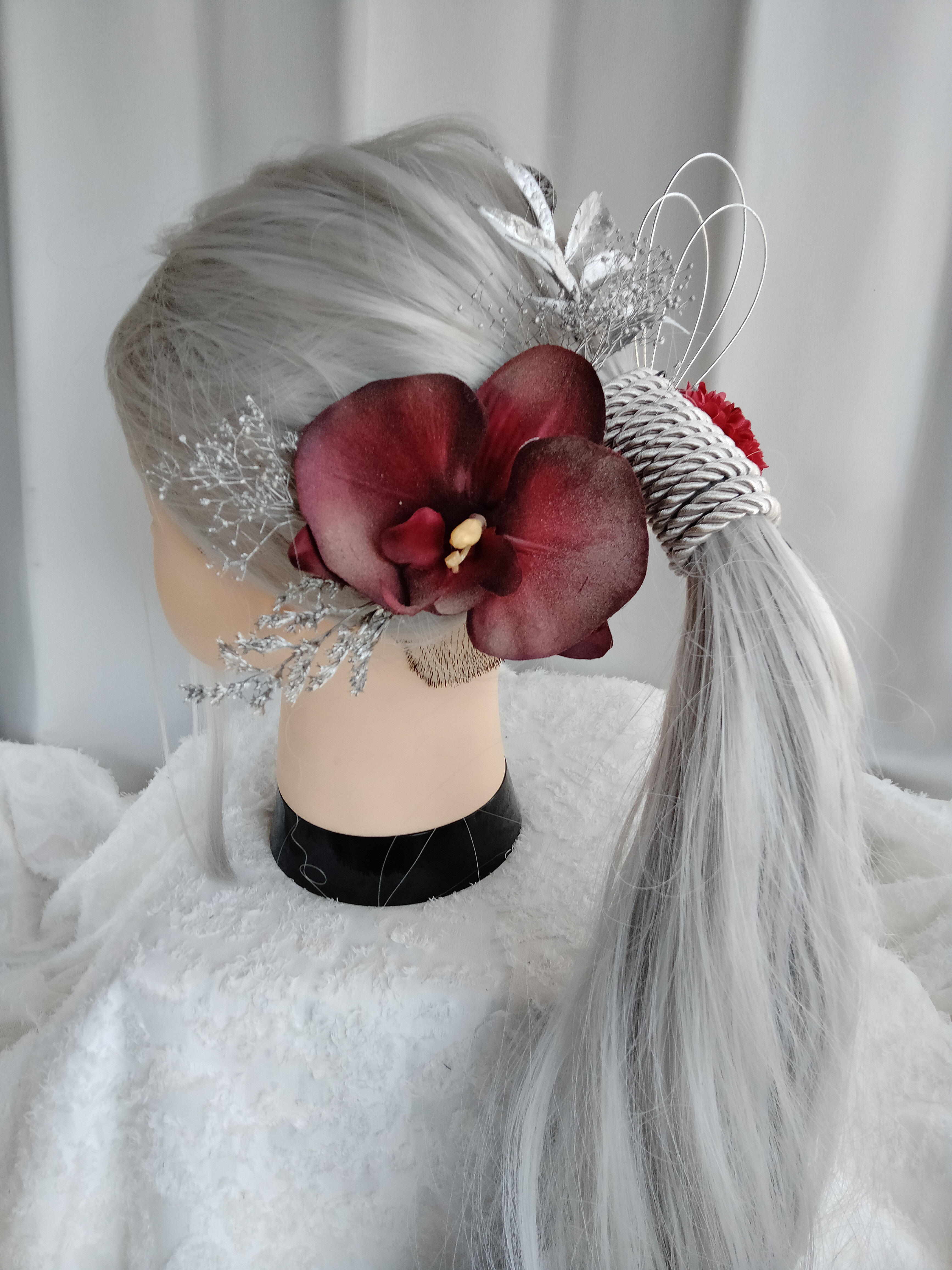 赤の胡蝶蘭とシルバーの組紐の髪飾り　ポニーテール　タイトポニー　シャイニーシルバー　　水引髪飾り　紐アレンジ　成人式