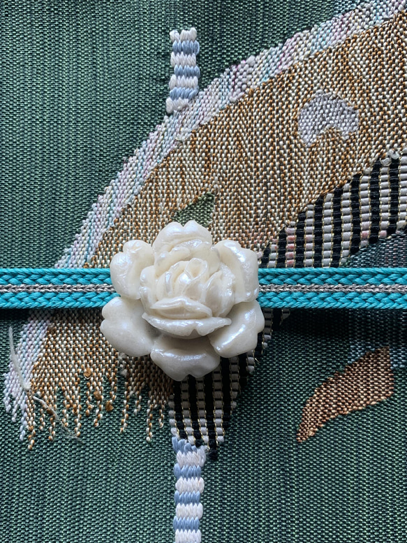 ビンテージ素材の　艶めくバラの帯留め　「白薔薇姫」 5枚目の画像