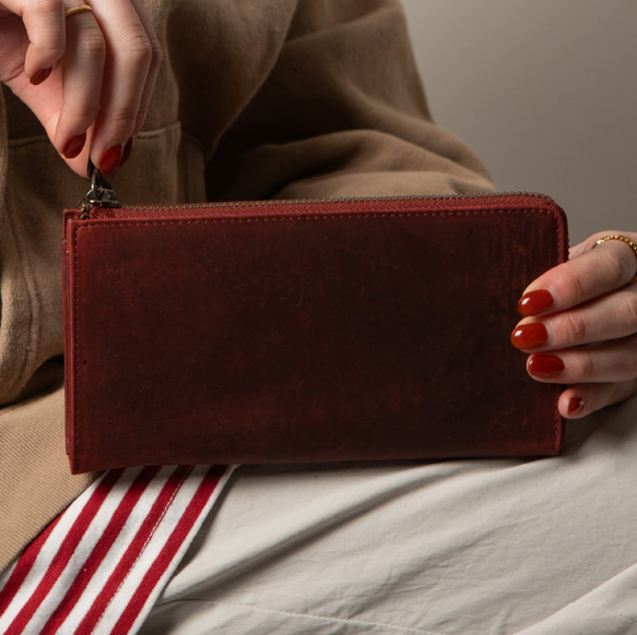 全皮革L型 有拉鍊 長夾。 錢包內井然有序。養皮革錢包。 酒紅色 第3張的照片