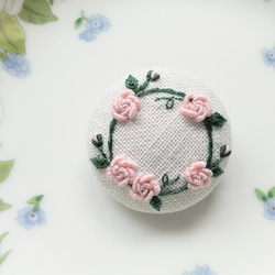 バラのリース刺繍ブローチ【送料無料】 1枚目の画像