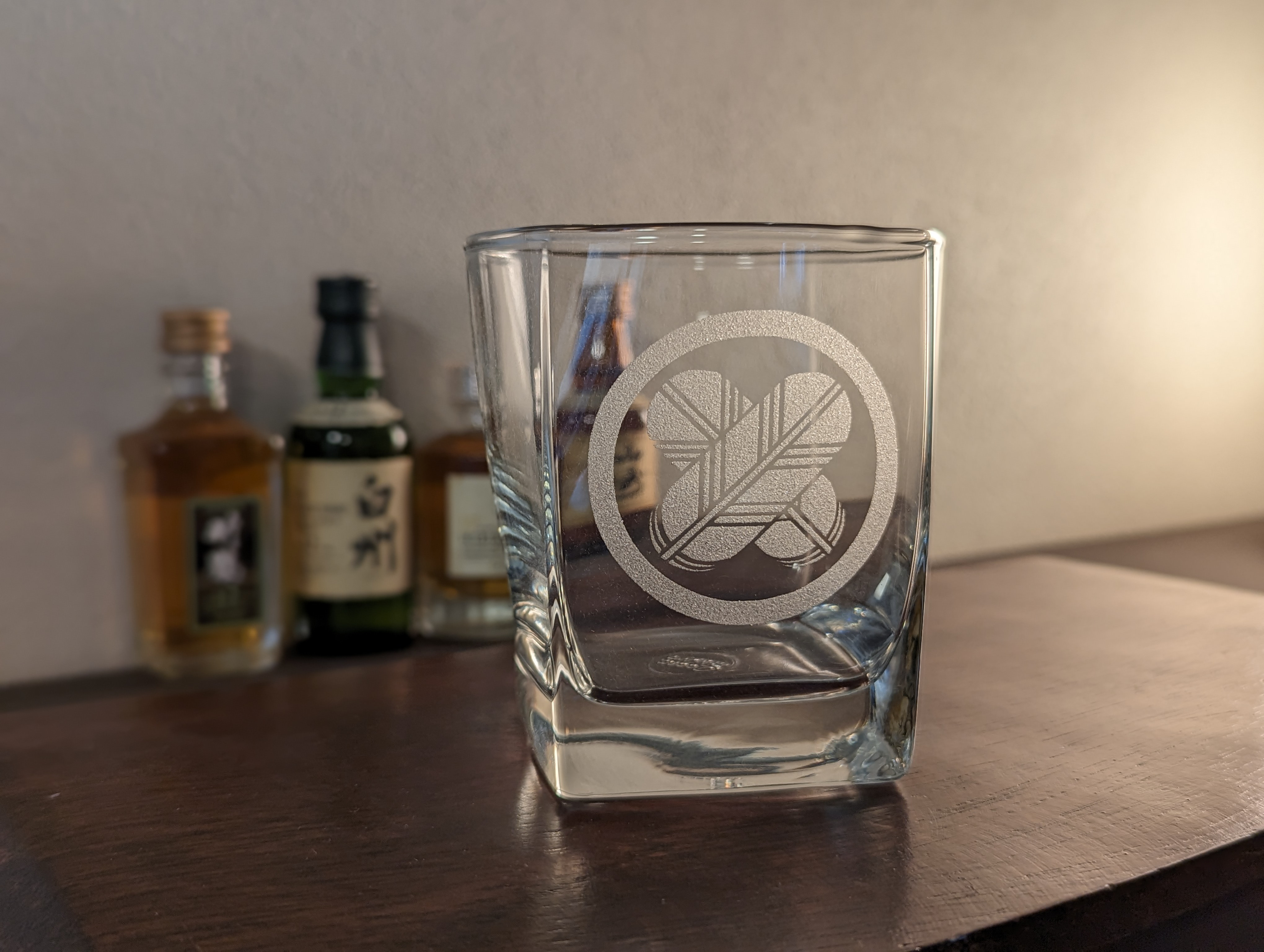 昭和レトロ　ハンドメイド　特々大　ステンドグラス　枠付き　家紋　丸に違い鷹の羽