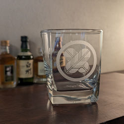 圓形和不同的鷹羽毛[10大家族徽章]威士忌酒杯 第1張的照片