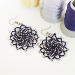 OYA Needlelace earrings [SPARKLE] Navy & Crystal 第3張的照片