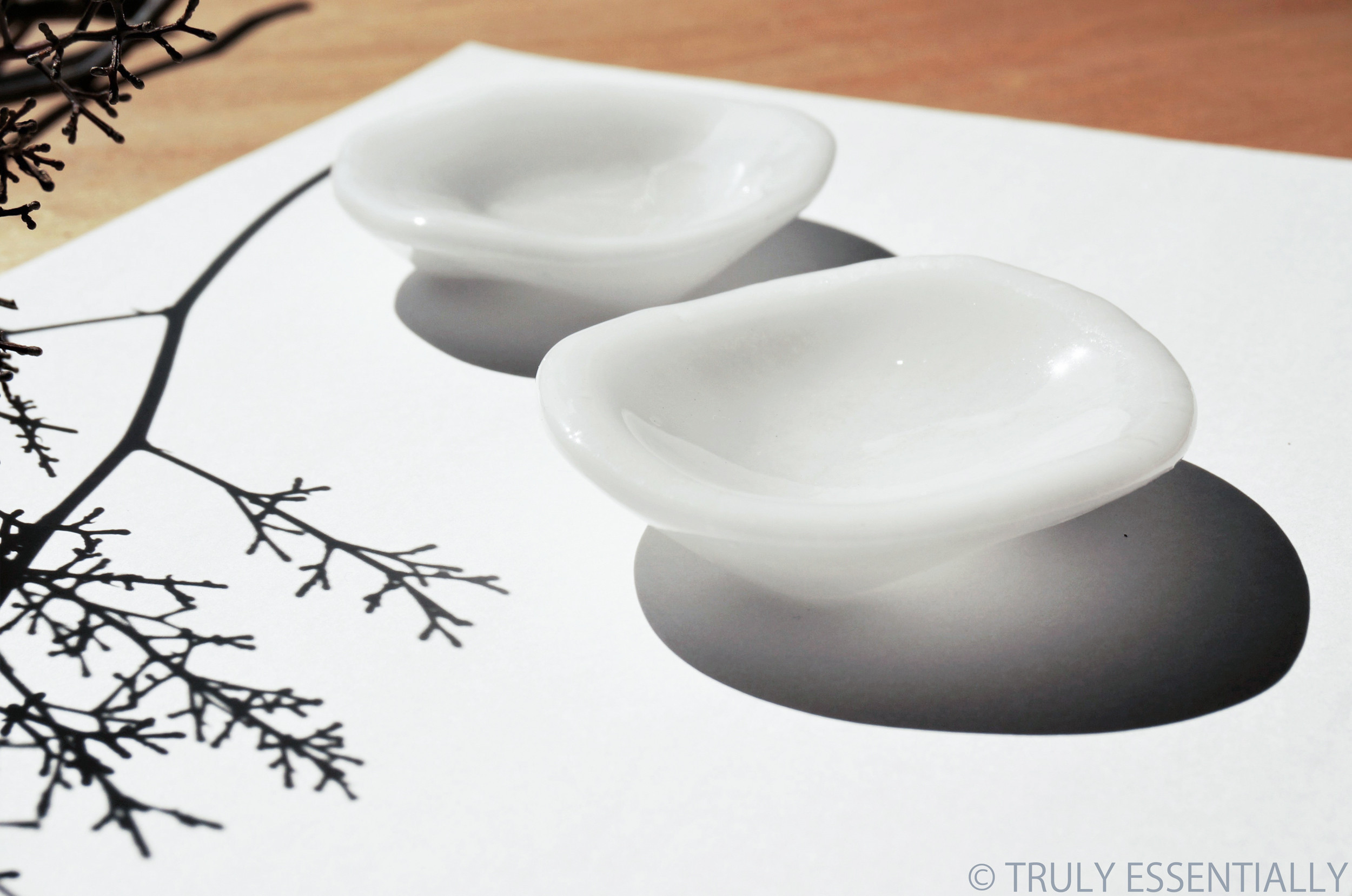 【２枚組】● 白色ガラスの器 -「 KAZEの肌 」・7cm