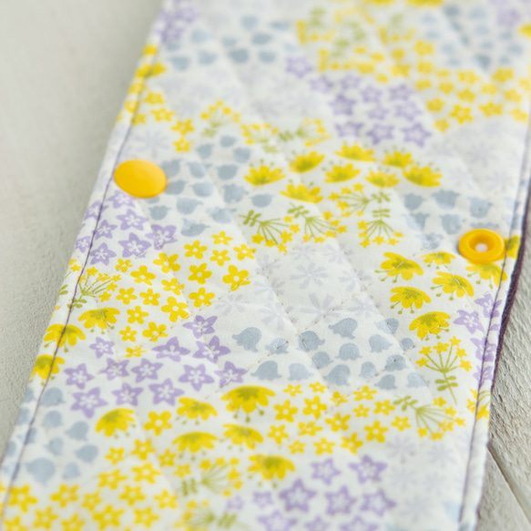 黄色の小花柄と紫色の水筒肩紐カバー：リバーシブル 8枚目の画像
