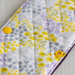 黄色の小花柄と紫色の水筒肩紐カバー：リバーシブル 2枚目の画像