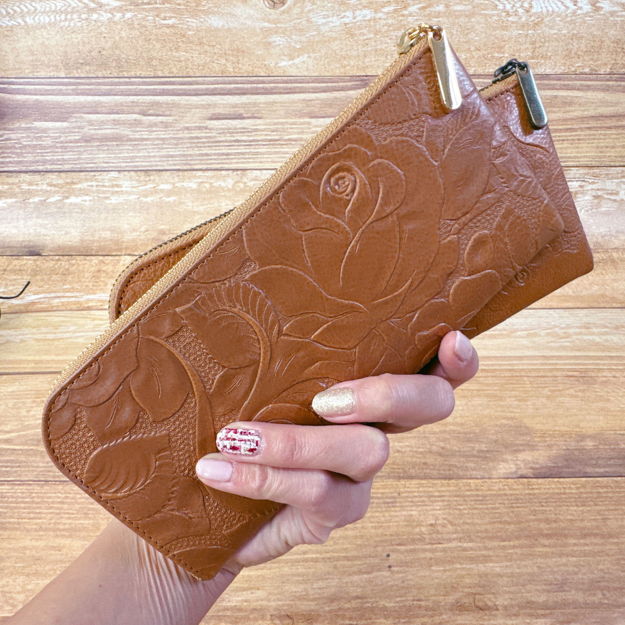 薄くて軽くて大容量なL字長財布 14枚カードポケット 牛革 バラ型押し ヴィンテージキャメル【Squeezeスクイーズ】