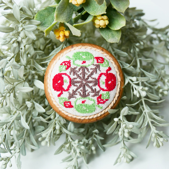 りんご apples 北欧刺繍くるみボタンブローチ/ヘアゴム リンゴ 青リンゴ 1枚目の画像