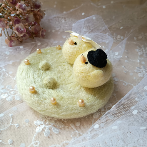 つぶらな瞳のキラキラヒヨコさんカップル リングピロー 羊毛フェルト