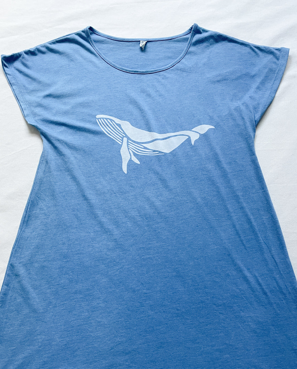 送料無料　のんびり泳ぐクジラ　藍染ワンピース  淡い藍色 海 3枚目の画像