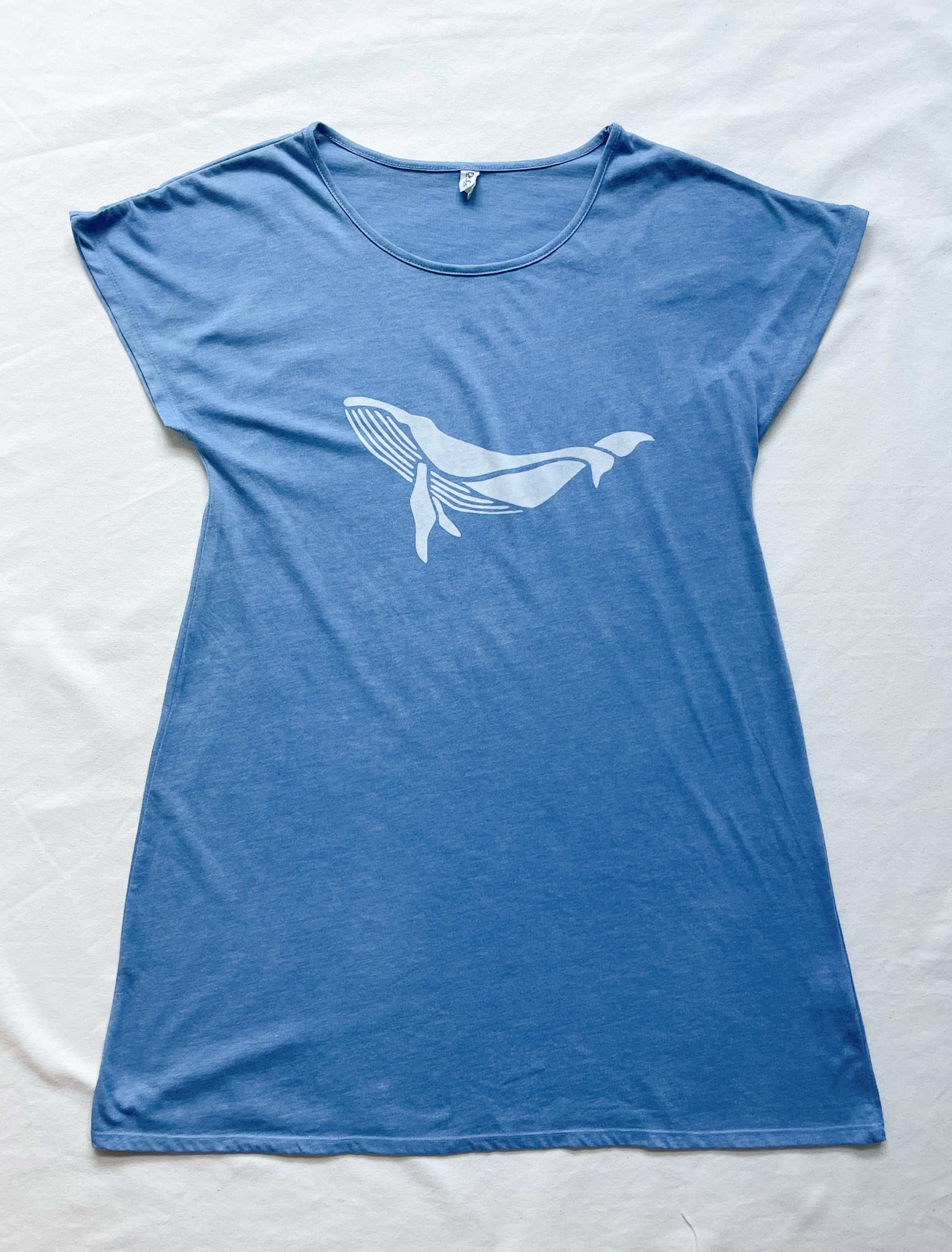送料無料　のんびり泳ぐクジラ　藍染ワンピース  淡い藍色 海
