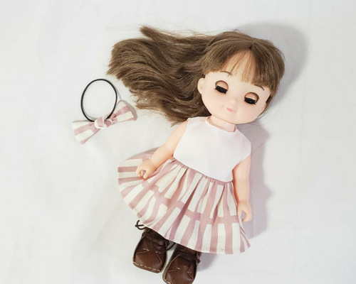 ハンドメイド　ドールワンピース　ワンピース　100cm(5T) ワンピースとヘアゴムセット 北欧調四角柄ピンク 26cm サイズの