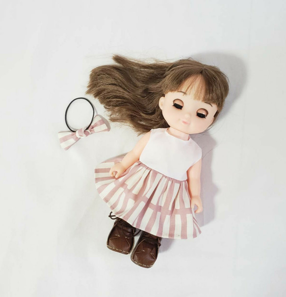 ワンピースとヘアゴムセット　北欧調四角柄ピンク　26cm サイズの人形　服　人形の服　ドールウェア　ドールドレス　 1枚目の画像