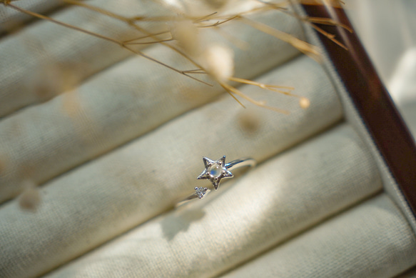 925純銀 AAA玻璃體藍光月光石 星星開口戒指 第1張的照片