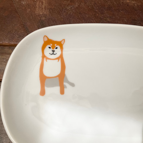 在庫限り】柴犬 角皿 ロングプレート白柴 ☆ 日本製 陶器椀 18.5cm