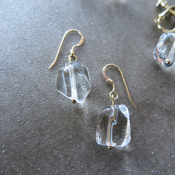 【再販・ラスト】14kgf　クリスタルクォーツの一粒ピアス　天然石　クラック水晶　 5枚目の画像