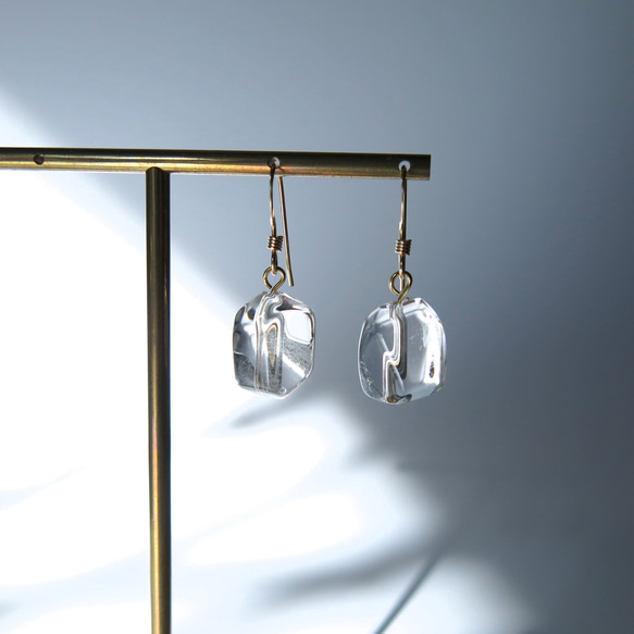 【再販・ラスト】14kgf　クリスタルクォーツの一粒ピアス　天然石　クラック水晶　 1枚目の画像