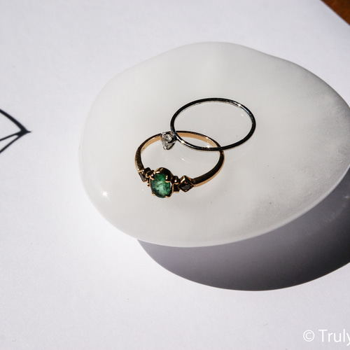 白色ガラスのアクセサリートレイ -「 KAZEの肌 」○7cm その他