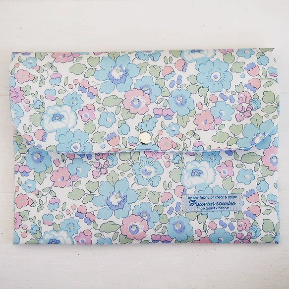 リバティ 母子手帳ケース ベッツィ/アリスブルー B6サイズ マルチケース 1枚目の画像