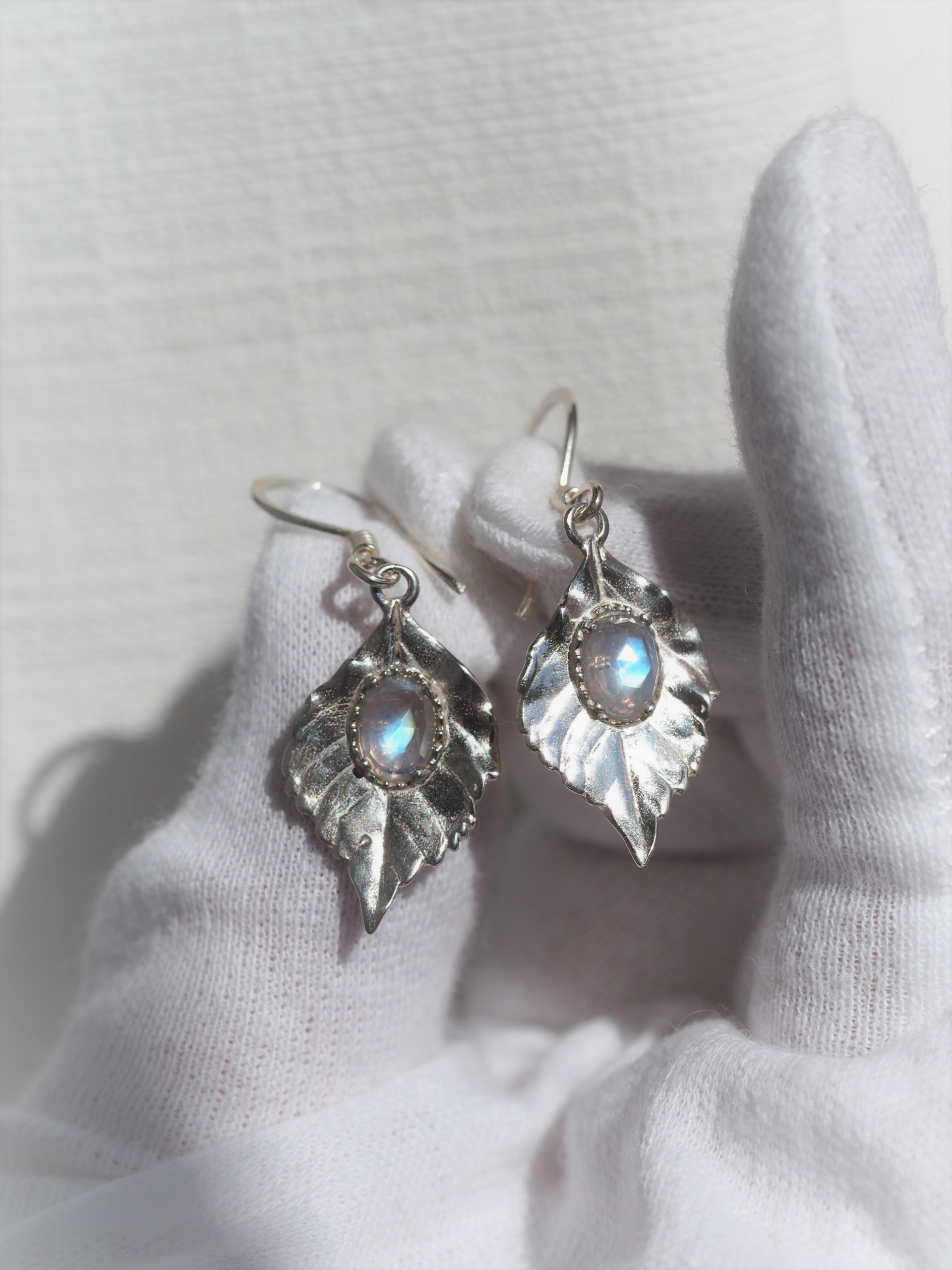 美石　レインボームーンストーン７　（RC）　S925リーフデザインペンダントトップorフックピアス