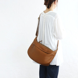本牛革 レザー斜め掛けショルダーバッグ banana （キャメル