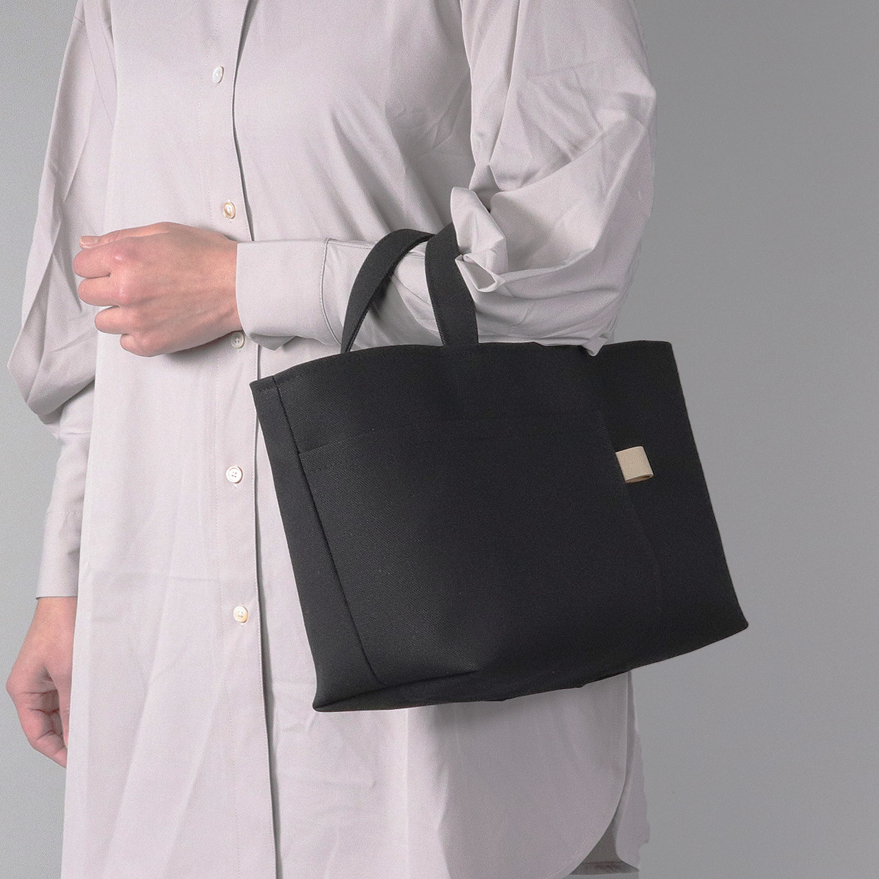 シンプルなのに華やか。軽くて丈夫な毎日使いたくなる大人バッグ　北欧×富士金梅　撥水・軽量の帆布トートバッグ　ブラック 4,560円