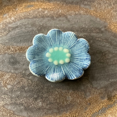 陶器で出来たお花のブローチ ブローチ TOMI-kobo 通販 5651435