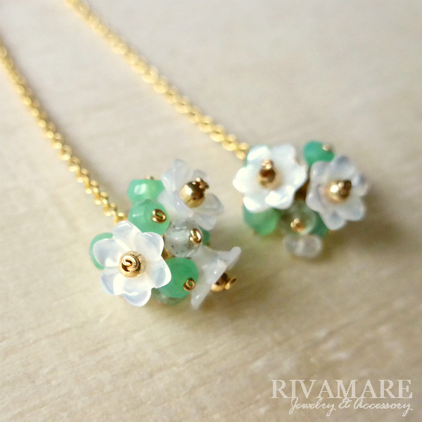 「リンゴンベリーの花咲く頃」ベルフラワー シェル クリソプレーズ アクアマリン ホワイトトパーズ ピアス/イヤリング