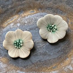 陶器で出来たお花のブローチ ブローチ TOMI-kobo 通販 5660201｜Creema