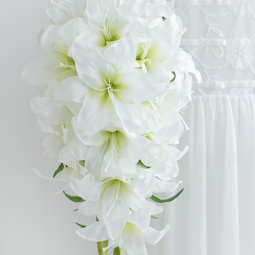 豪華カサブランカのキャスケードブーケ 【ブートニア付き】アーティ