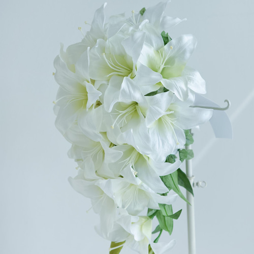 ウェディングブーケ　カサブランカ　キャスケード（ブートニア付） プリザーブドフラワーキャスケードブーケ（カサブランカ