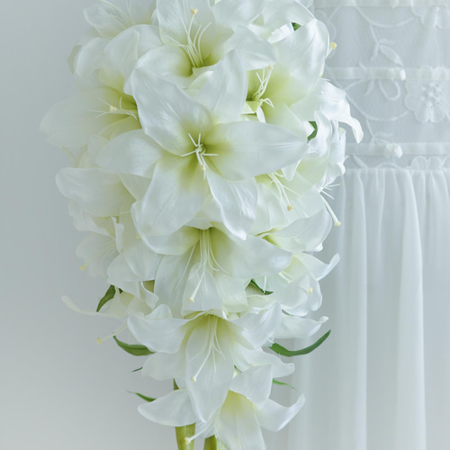 豪華カサブランカのキャスケードブーケ 【ブートニア付き】アーティ