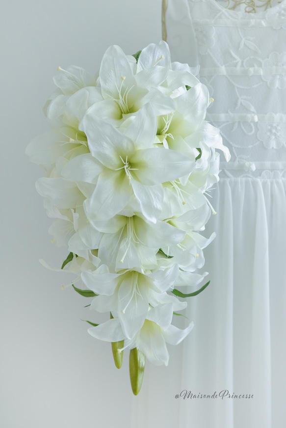 ウェディングブーケ　カサブランカ　キャスケード（ブートニア付） カサブランカキャスケードブーケ【ブートニア付き】 | メゾン ド