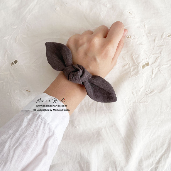 ⭐️已售出11件⭐️ 時尚的Higashi-naki（Higashi-naki）植物染色天然亞麻絲帶髮圈，顏色有摩卡色、灰色和卡 第2張的照片