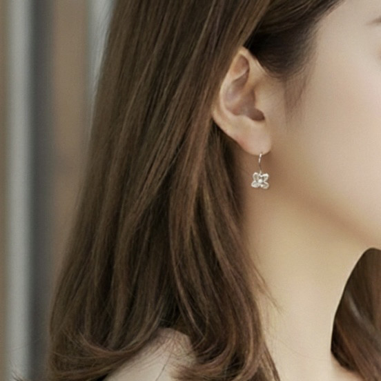 プチフラワーシルバーピアス（イヤリング）