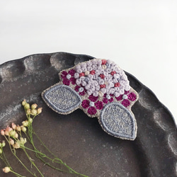 《復刻》紫陽花 刺繍ブローチ(ラベンダー)【受注制作】 3枚目の画像