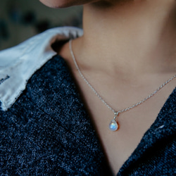 SV925/14KGF ファットウォータードロップ レインボーブルームーンストーンネックレス 4枚目の画像