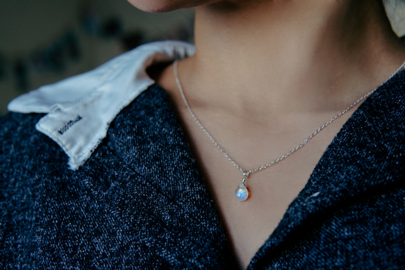 SV925/14KGF ファットウォータードロップ レインボーブルームーンストーンネックレス 4枚目の画像