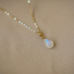 SV925/14KGF ファットウォータードロップ レインボーブルームーンストーンネックレス 1枚目の画像