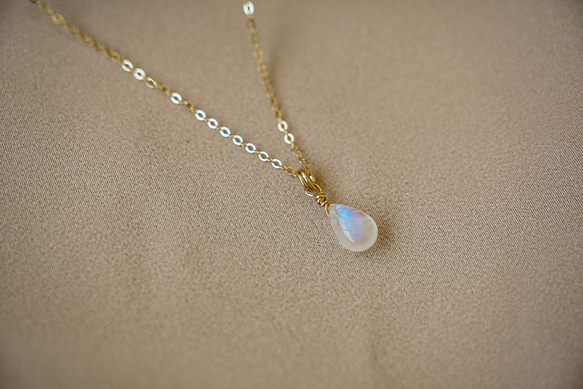 SV925/14KGF ファットウォータードロップ レインボーブルームーンストーンネックレス 1枚目の画像