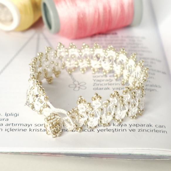 OYA crochet bracelet [CROWN] White ＆ Silver 第1張的照片