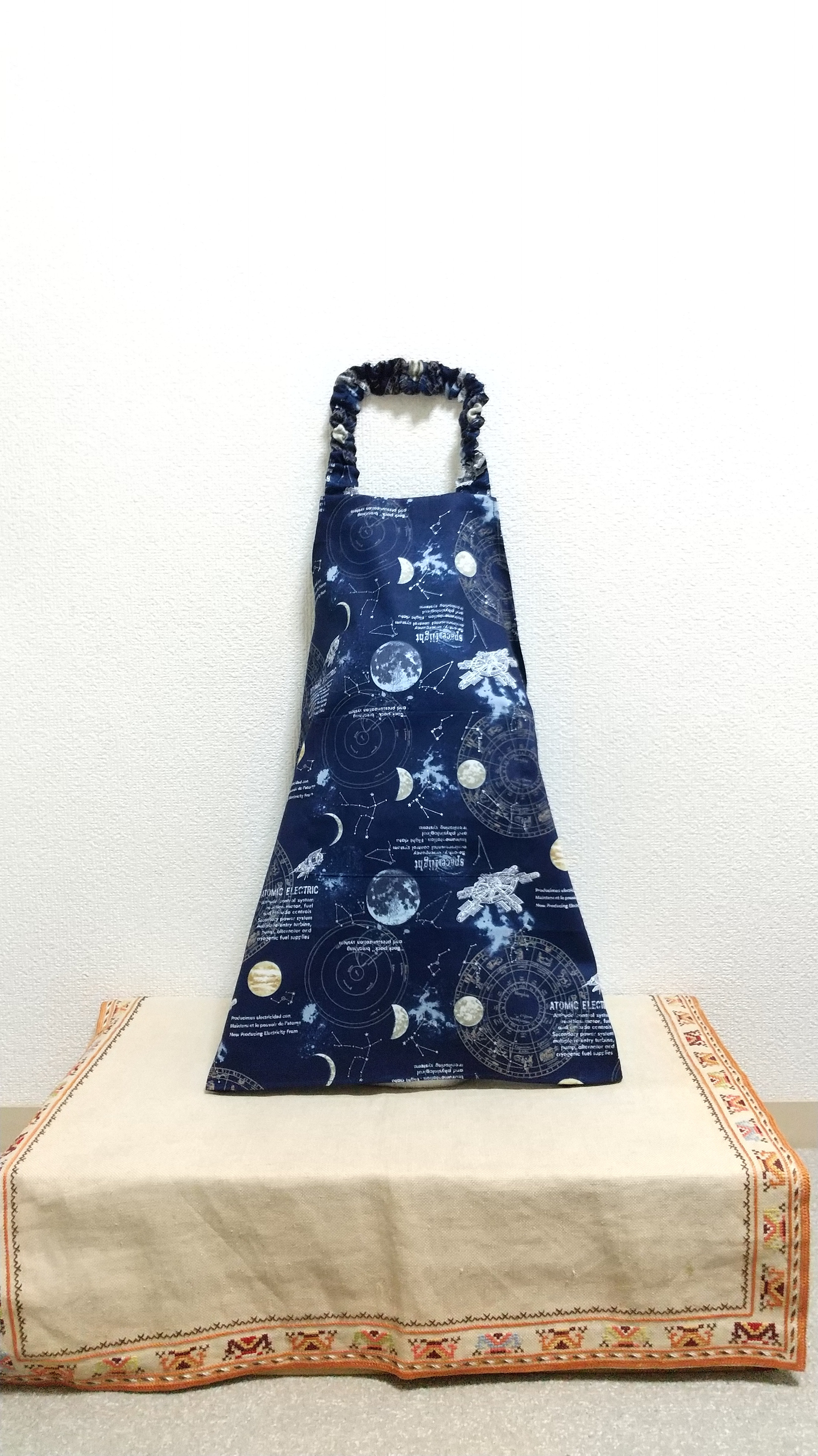 宇宙（ネイビー）子供用エプロン 90～160cm【首回り・腰回りの紐選択可