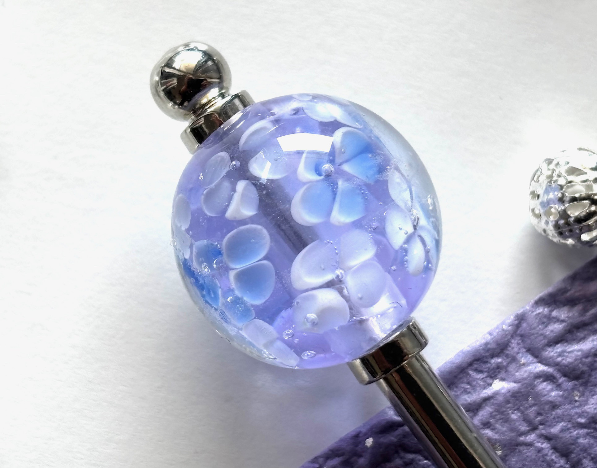 かんざし　淡いブルーと薄紫の紫陽花のとんぼ玉　アジサイ　あじさい　ブルー　青　パープル　一本挿し　一本簪　夏　梅雨