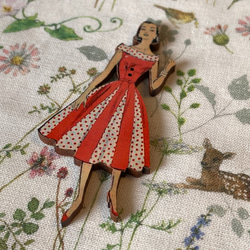 フランス製！『大きさのある木製ボタン　アトリエ ボヌール ドゥ ジュール ～赤い水玉ドレスの女性～』 4枚目の画像