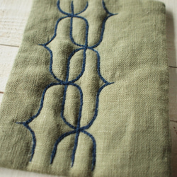 アイヌ刺繍の鍋つかみ　リネンのモスグリーンに紺色糸 3枚目の画像