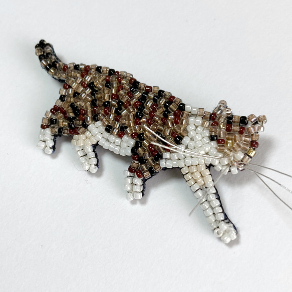 お散歩猫さんブローチ キジシロ　ビーズ刺繍 5枚目の画像