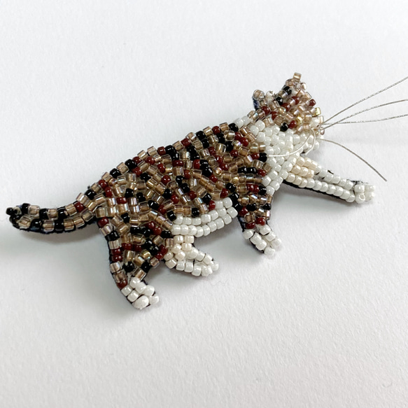 お散歩猫さんブローチ キジシロ　ビーズ刺繍 6枚目の画像
