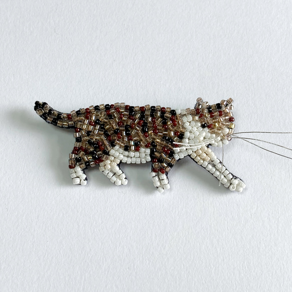 お散歩猫さんブローチ キジシロ　ビーズ刺繍 2枚目の画像