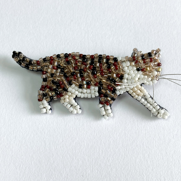 お散歩猫さんブローチ キジシロ　ビーズ刺繍 3枚目の画像